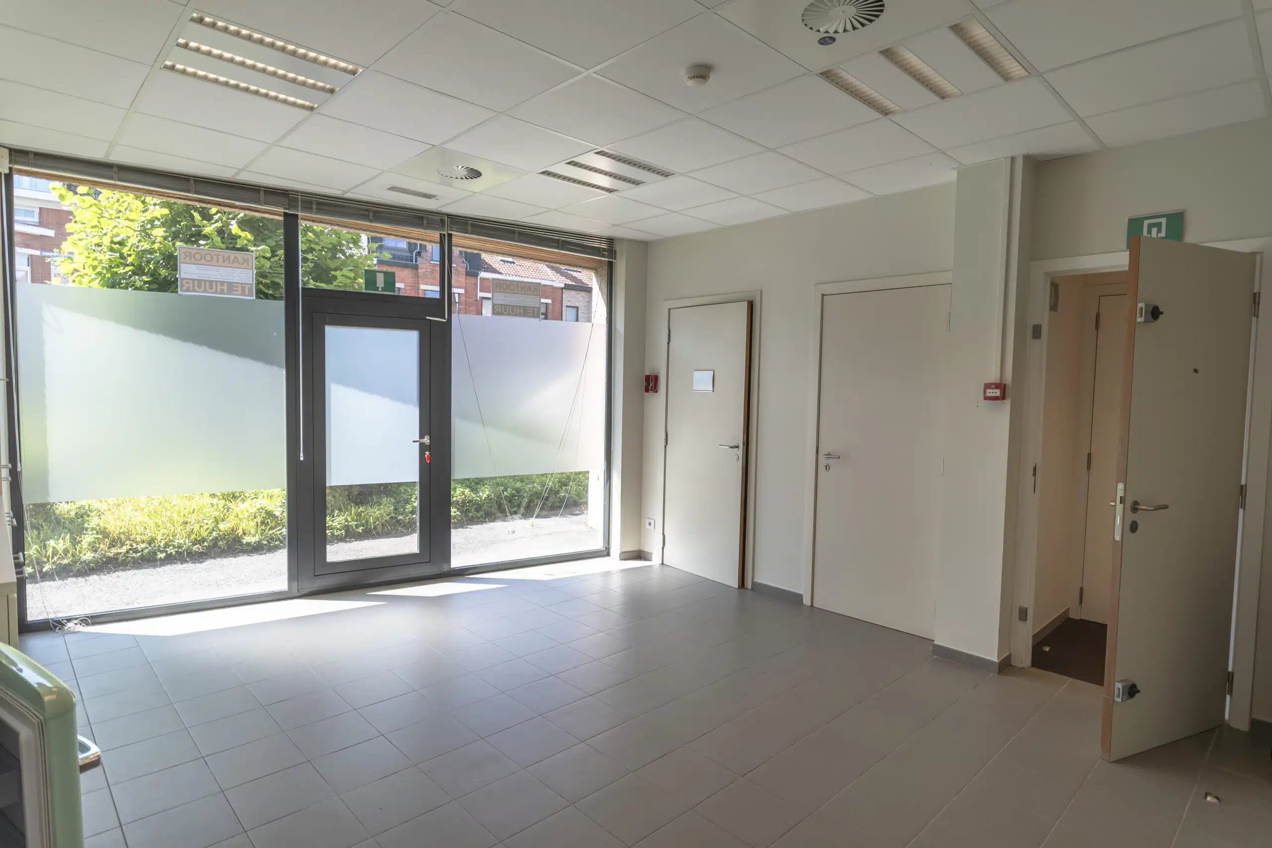 Ruimte een van het kantoor te huur in Gentbrugge, met glaswand en eigen straatdeur
