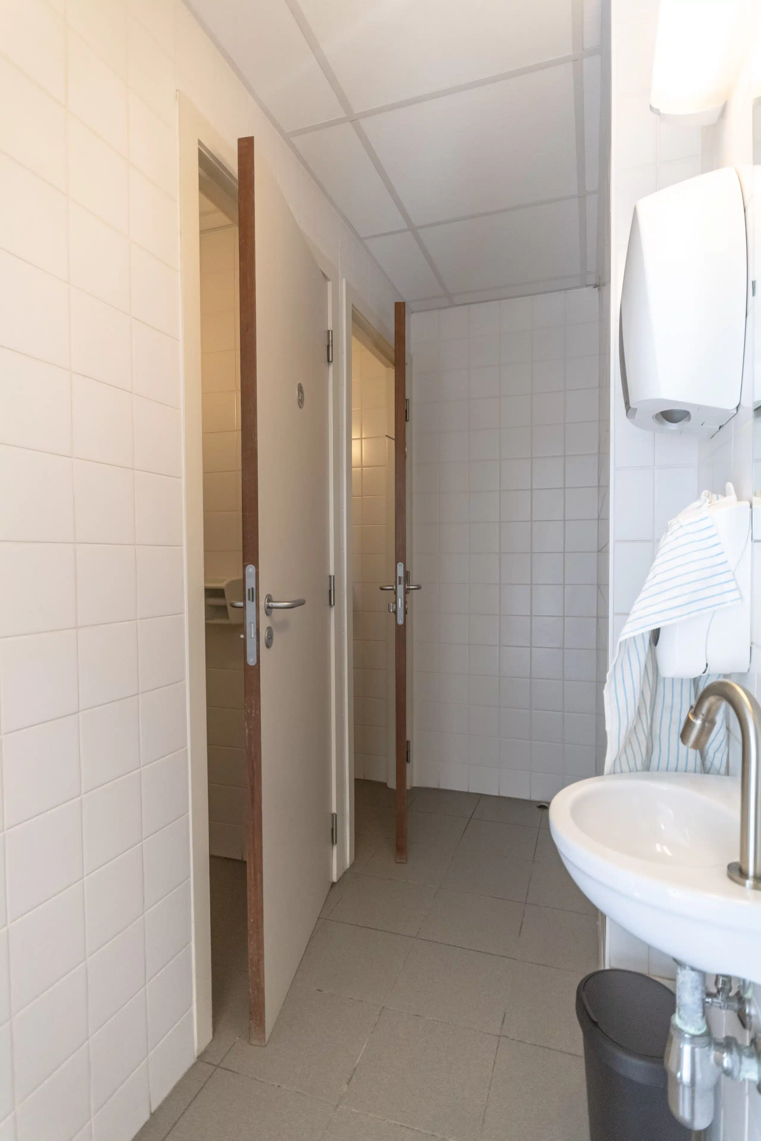 De twee toiletten en de wasbak bij het kantoor te huur in Gentbrugge