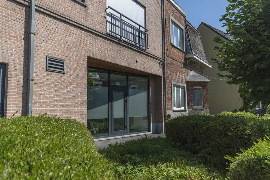 De eigen ingang van het kantoor te huur aan Schooldreef 62 in Gentbrugge