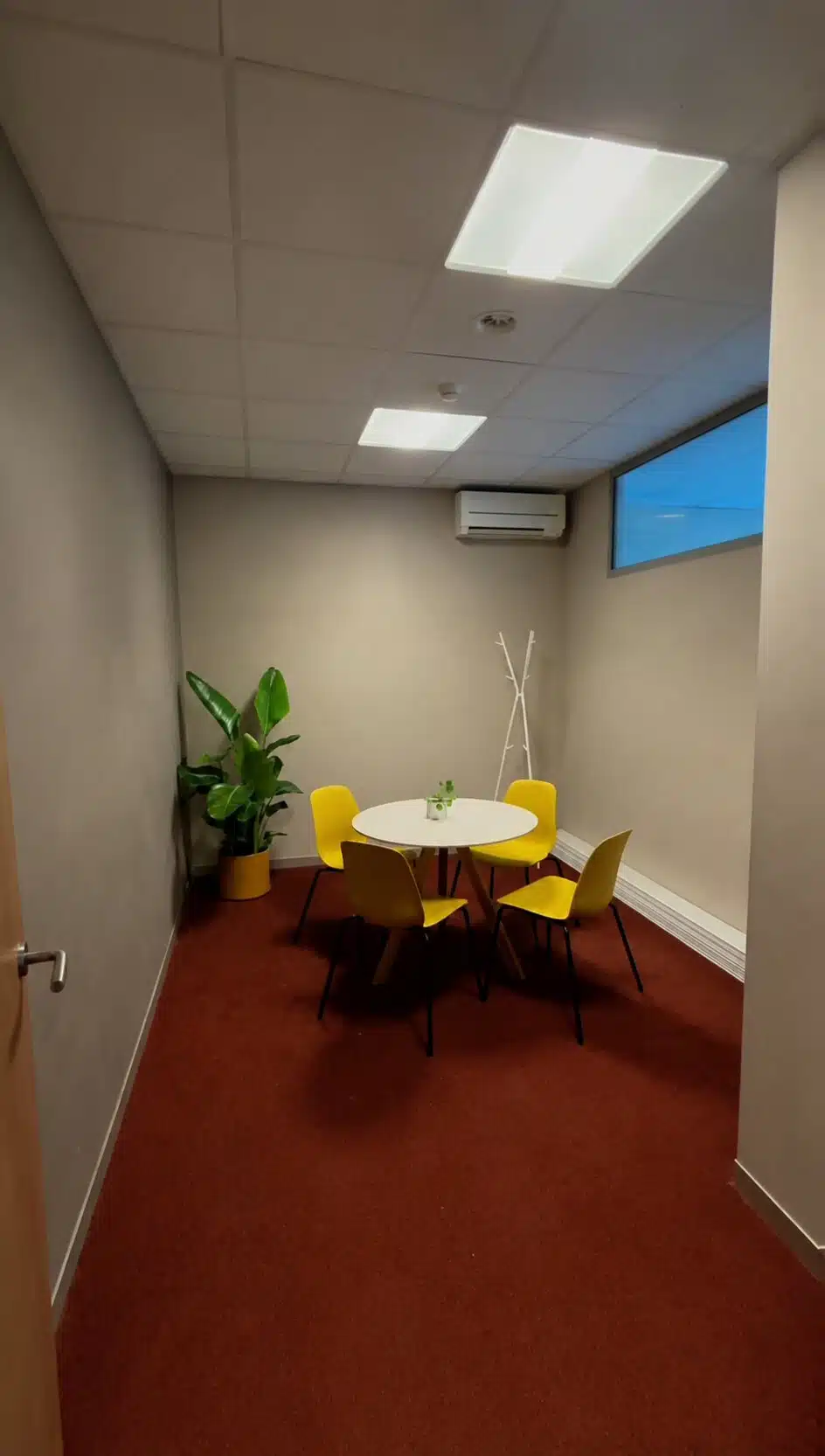 Ruimte twee van het kantoor in Gentbrugge, met ronde vergadertafel